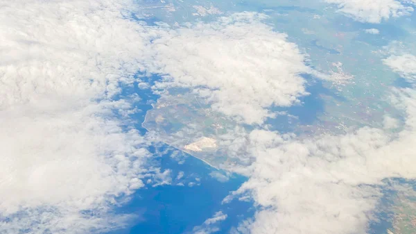 Вид с воздуха. Белые облака в голубом небе. Вид на красивые облака из окна самолета . — стоковое фото