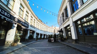 Tiflis, Gürcistan 14 Aralık 2019: Eski Tiflis mimarisi, Tiflis, Gürcistan 'da kaldırımlı sokaklar