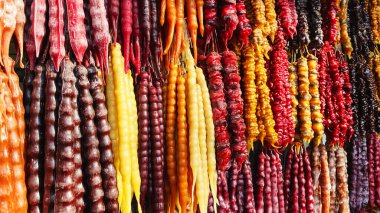 Tiflis, Gürcistan 'da market tezgahının önünde asılı duran Churchkhela şekerleri. Churchkhela, geleneksel Gürcistan mutfağından mum şeklinde bir şekerdir.