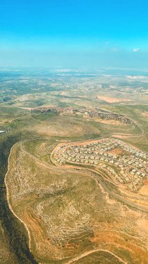 Bir uçağın penceresinden manzara çok güzel.