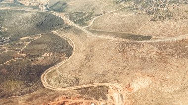 Bir uçağın penceresinden manzara çok güzel.