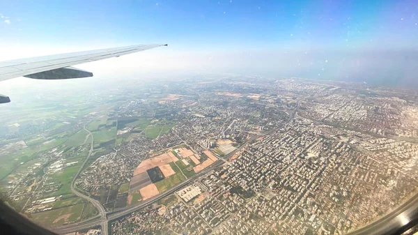 Вид с самолета на пейзаж из окна самолета. Крыло самолета летит над облаками — стоковое фото