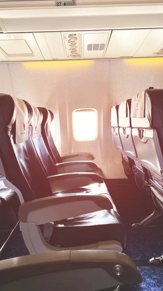 トビリシ、ジョージア州- 2020年2月5日:中に飛行機の座席。窓の近くの乗客なしの空の席. — ストック写真