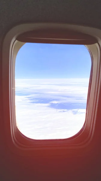 Hermosa vista desde la ventana de un avión. Ventana del avión de cerca . —  Fotos de Stock