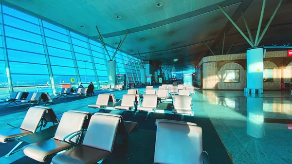 Tbilisi, Georgië - 5 februari 2020: Lege hal van de passagiersterminal op Tbilisi International Airport. — Stockfoto