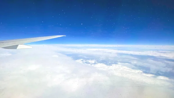 Bela vista da paisagem da janela de um avião. No quadro de uma asa de avião — Fotografia de Stock