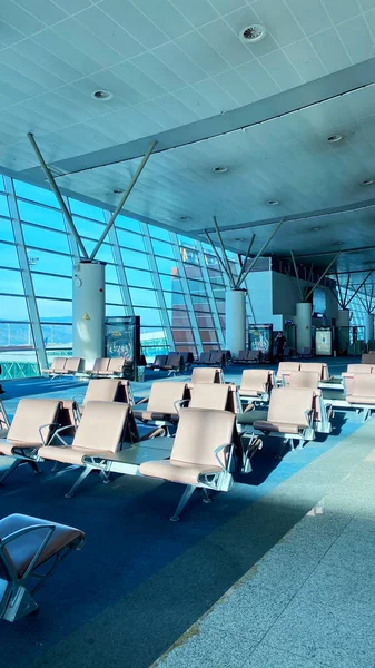 Tbilisi, Georgië - 5 februari 2020: Lege hal van de passagiersterminal op Tbilisi International Airport. — Stockfoto