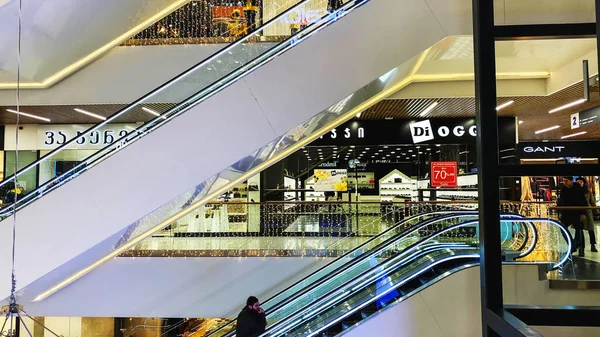 TBILISI, GEORGIA 14 DE DICIEMBRE DE 2019: Shopping Mall Galleria Tbilisi En Liberty Square Estación de metro en Tbilisi, Georgia —  Fotos de Stock
