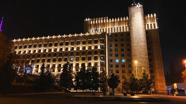 A construção do Governo da Geórgia em Tbilisi. À noite — Fotografia de Stock