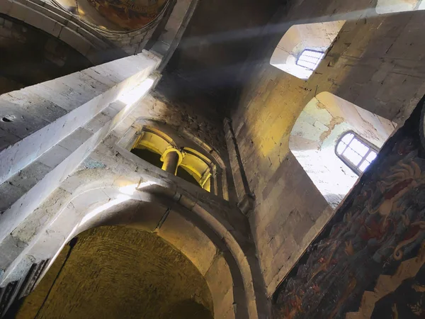 Fascinante belleza de la cúpula de la iglesia, la luz que entra en la iglesia a través de las ventanas —  Fotos de Stock