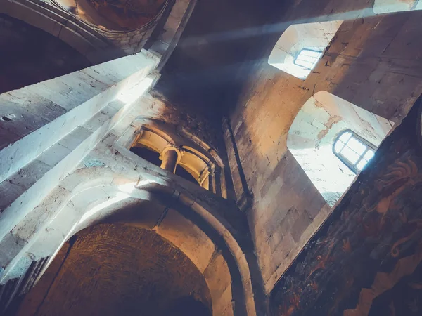 Mtskheta, GEORGIA - 22 de dezembro de 2019: Fascinante beleza da cúpula da igreja, a luz que entra na igreja através das janelas — Fotografia de Stock