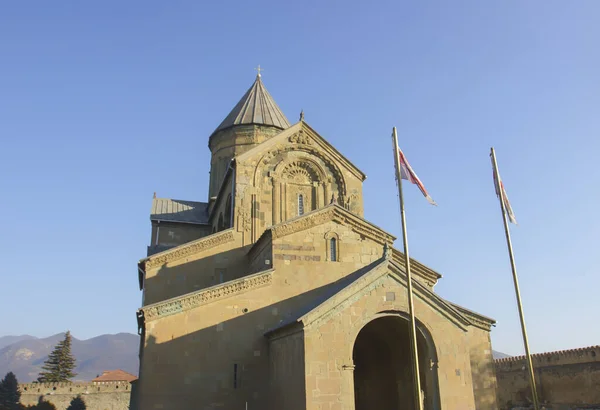 Mtskheta, GEORGIA - 22 december 2019: Prachtig uitzicht op de Svetitskhoveli Orthodoxe kathedraal (UNESCO Werelderfgoed) in Mtskheta, Georgië — Stockfoto