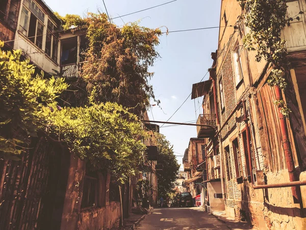 TBILISI, GEORGIA - 10 Temmuz 2018: Gürcistan 'ın eski Tiflis kentinin evleri ve dar sokakları