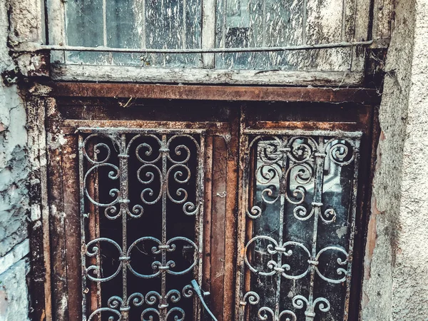 Старая архитектура Тбилиси, окна и внешний декор летом. — стоковое фото