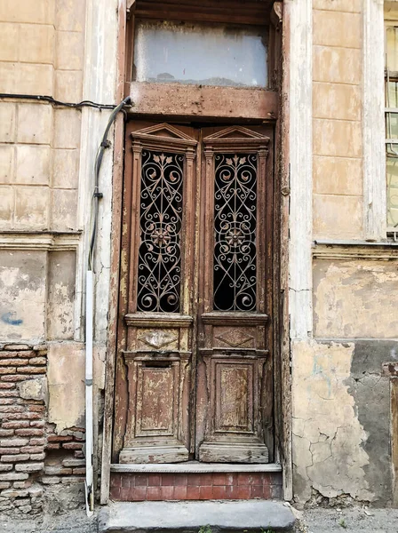 Yaz günlerinde eski Tiflis mimarisi, penceresi ve dış dekoru. — Stok fotoğraf