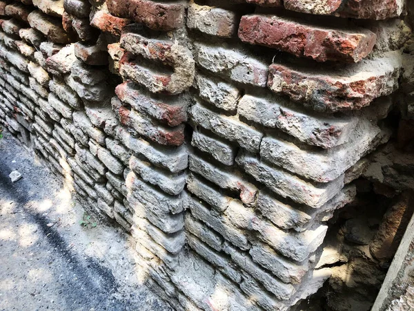 Parede de tijolo velho em um dia ensolarado em Tbilisi . — Fotografia de Stock