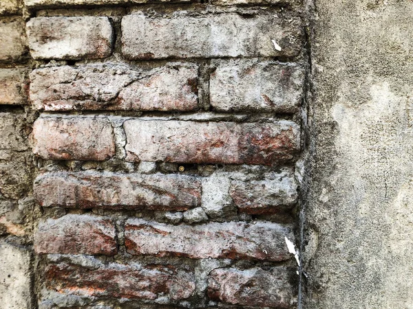 트빌리시에서 맑은 날에 오래 된 벽돌 벽. — 스톡 사진