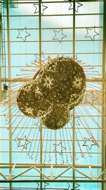 Dekorasyon için alışveriş merkezinin tavanında büyük toplar ve yıldızlar asılı..