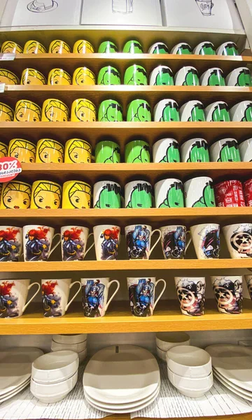 トビリシ、ジョージア州2019年12月19日:店内の棚の色眼鏡。店のカウンターに虹のすべての色のカップ — ストック写真
