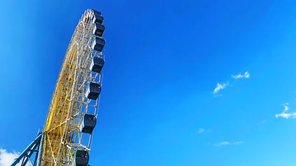 Grande roue. Vue en angle bas. Géorgie, Tbilissi . — Photo