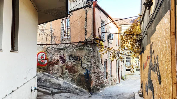 Una de las calles tranquilas del casco antiguo de la ciudad de Tiflis en Georgia —  Fotos de Stock