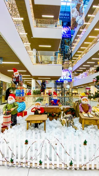 TBILISI, GEORGIA DECEMBER 19, 2019: New Year decorations in a large shopping center located in Tbilisi. Christmas gnomes. — Stockfoto