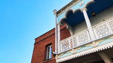 Eski Tiflis, Georgia 'da ahşap bir balkon.