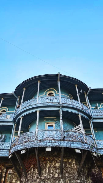 Balcón de madera del edificio en el viejo Tiflis, Georgia — Foto de Stock