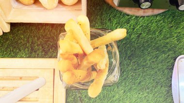 Taze ekmek çubukları yakın plan. Sağlıklı ve lezzetli atıştırmalıklar