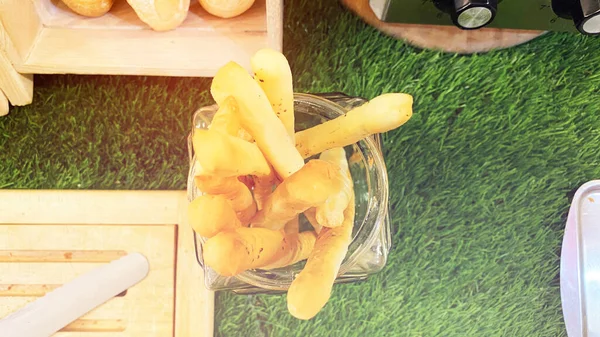 Taze ekmek çubukları yakın plan. Sağlıklı ve lezzetli atıştırmalıklar