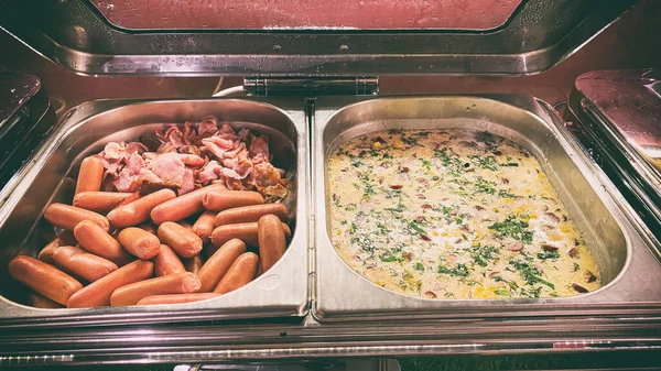 Süpermarketlerde veya restoranlarda farklı yemekler seçme seçenekleri.