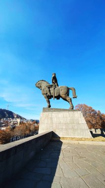 TBILISI, GEORGIA 14 ARALIK 2019: Metekhi Kilisesi ve Kral Vakhtang Gorgasali Tiflis, Gürcistan 'daki at heykeli üzerine