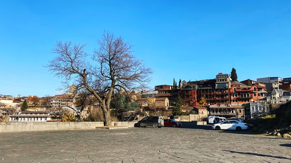 TBILISI, GEORGIA  DECEMBER 14, 2019: Wooden balcony of building in old Tbilisi, Georgia — Stock Photo, Image