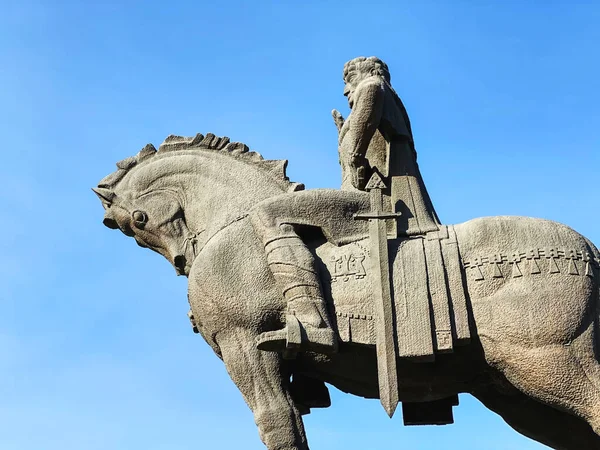 TBILISI, GEORGIA 14 DE DICIEMBRE DE 2019: Iglesia Metekhi y Rey Vakhtang Gorgasali en el monumento al caballo en Tiflis, Georgia —  Fotos de Stock