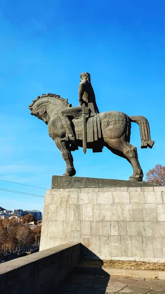TBILISI, GEORGIA 14 DE DICIEMBRE DE 2019: Iglesia Metekhi y Rey Vakhtang Gorgasali en el monumento al caballo en Tiflis, Georgia —  Fotos de Stock
