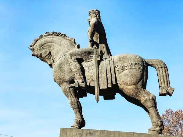 TBILISI, GEORGIA  DECEMBER 14, 2019: Metekhi church and King Vakhtang Gorgasali on the horse monument in Tbilisi, Georgia — Stock Photo, Image