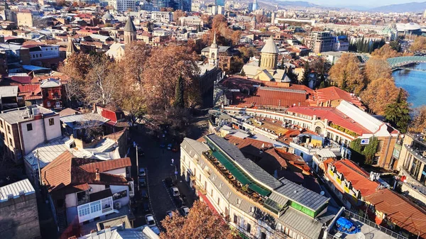 Blick von der Bergstation der Tiflis-Seilbahn auf die Stadt, Kabinen der Seilbahn im Hintergrund der Altstadt — Stockfoto