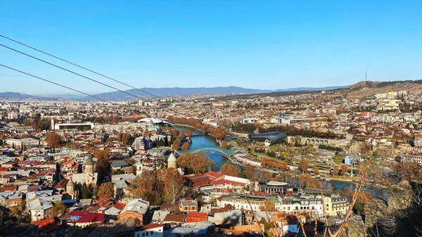 Blick von der Bergstation der Tiflis-Seilbahn auf die Stadt, Kabinen der Seilbahn im Hintergrund der Altstadt — Stockfoto