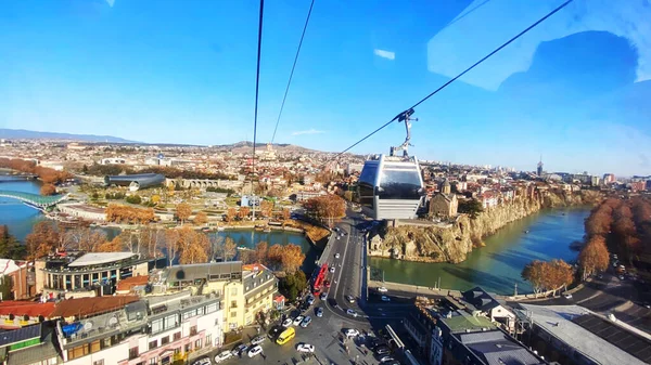 Tbilisi cable car view of the city from the top station, cable car cabins on the background of the old town — Stock Photo, Image