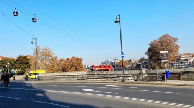 Tiflis, Gürcistan 14 Aralık 2019: Eski Tiflis mimarisi, Metekhi köprüsü ve Gürcistan 'daki sokaklar