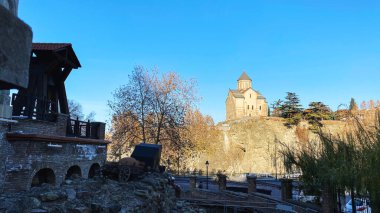TBILISI, GEORGIA 17 ARALIK 2019 Tiflis, Georgia 'daki Metekhi Kilisesi