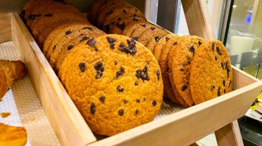 Ahşap bir rafta çikolata parçacıklı kurabiyeler. Yulaf ezmeli kurabiye..