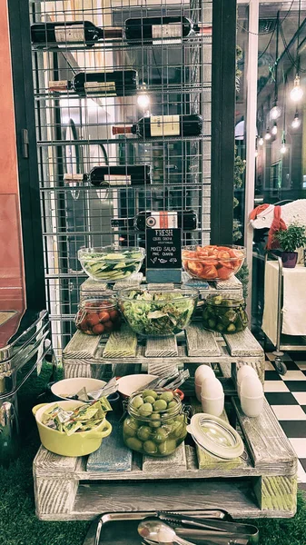 LVIV, UKRAINE - 2019. december 6.: Saláta, friss uborka, paradicsom, olajbogyó választható. — Stock Fotó