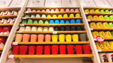 Tiflis, Gürcistan 19 Aralık 2019: Mağazadaki raflarda renkli camlar. Mağazanın tezgahında gökkuşağının her renginden bardaklar