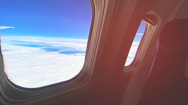 Belle vue depuis la fenêtre d'un avion. Fenêtre de l'avion fermer . — Photo