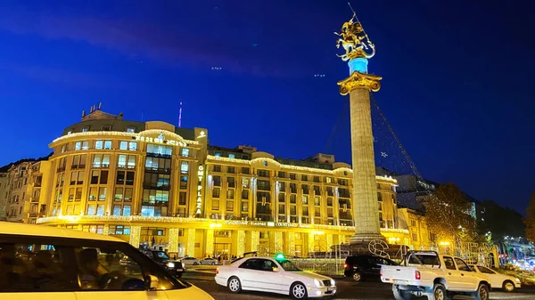 TBILISI, GEORGIA 19 de DEZEMBRO de 2019: Praça da Liberdade à noite em Tbilisi, Geórgia — Fotografia de Stock
