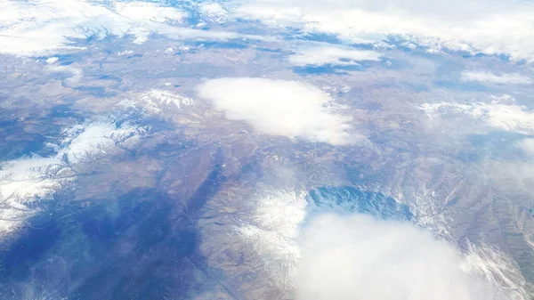Красивый вид на пейзаж из окна самолета — стоковое фото