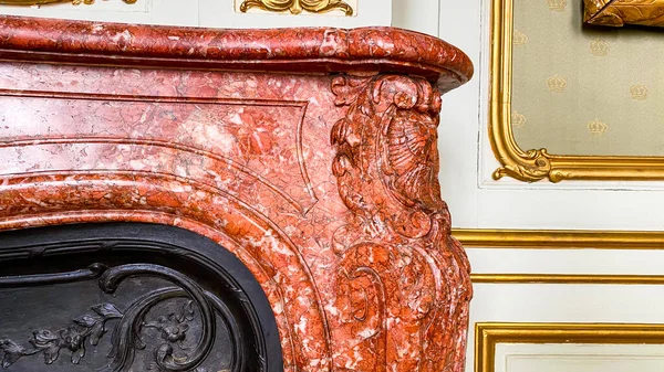 LVIV, UCRANIA - 7 DE DICIEMBRE DE 2019: Una pieza de mármol interior en el Palacio de Potocki . — Foto de Stock