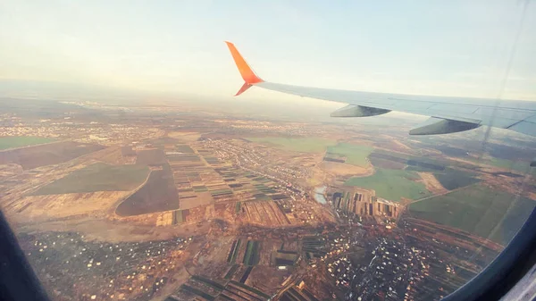 Красивый вид на пейзаж из окна самолета. В кадре крыла самолета . — стоковое фото