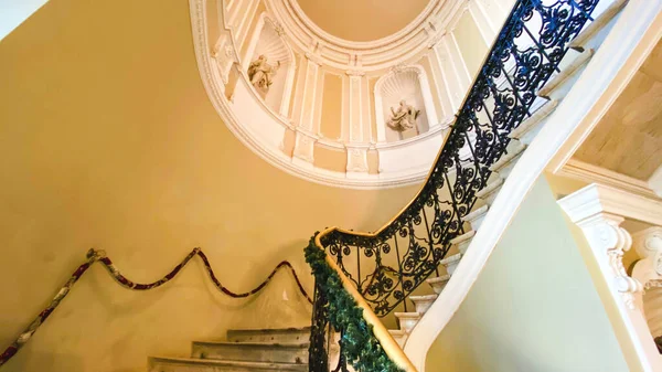 LVIV, UKRAINE - 7 Aralık 2019: dekoratif merdivenleri olan tarihi bina. Klasik Tasarım Tarihi Kültürü Konsepti. — Stok fotoğraf